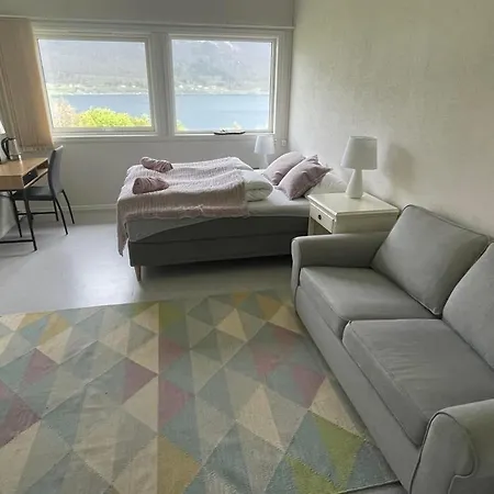 Tjeldoya Slott Guest house *