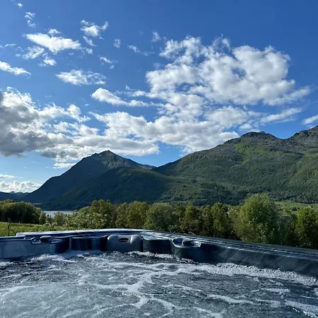Affittacamere Tjeldoya Slott Hov (Tjeldsund)